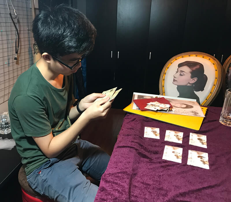 ▲認(rèn)真翻看線索，試圖一步步還原案件真相